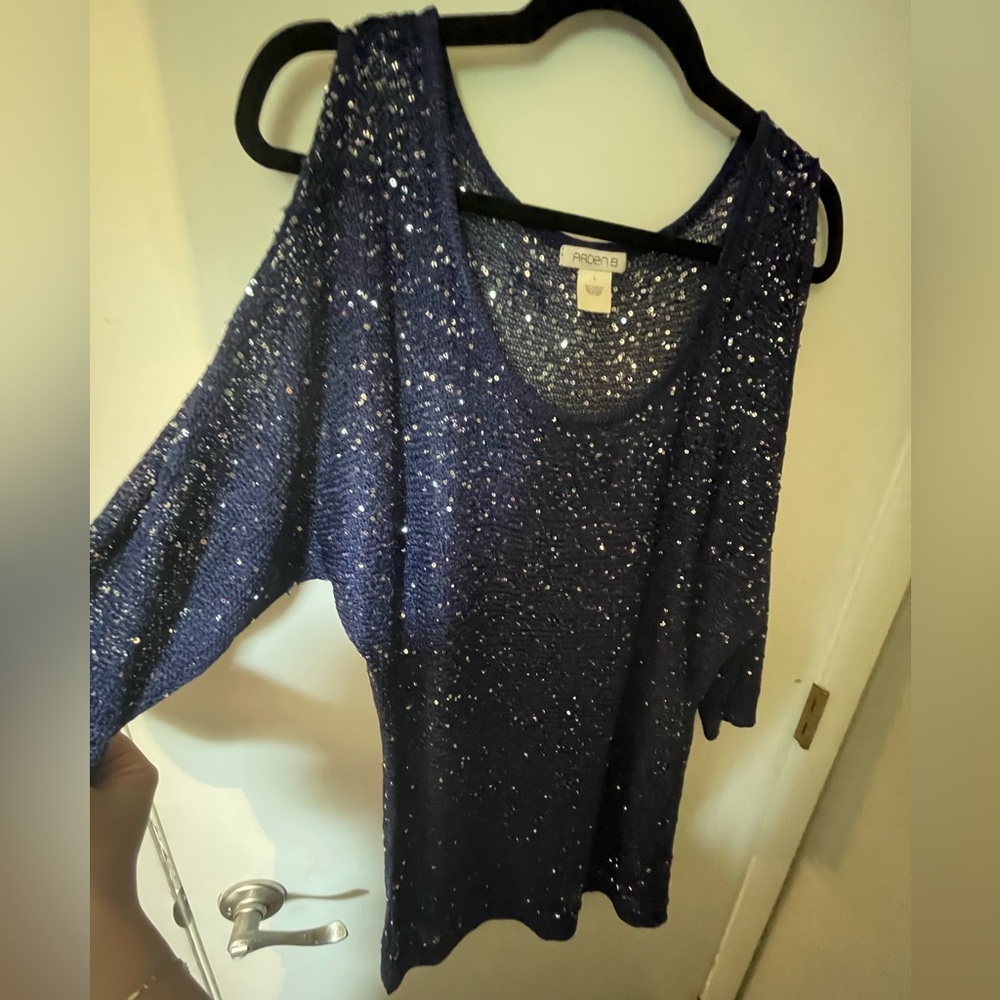 Arden B navy blue size L cold shoulder sweater